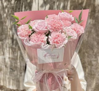 ვარდისფერი მიხაკები და ვარდები