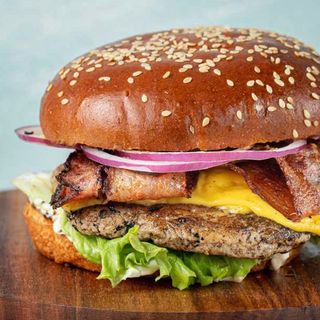 ბურგერი საქონლის ხორცით და ბარბექიუს სოუსით