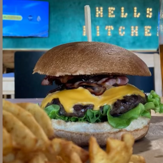 Zestaw BBQ burger (170 g. mięsa) z frytkami 150g.