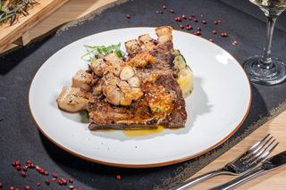  Steak din ceafa de porc, cartofi zdrobiti cu spanac si sos chimiciuri