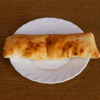 Hrenovka sa slaninom i sirom u tijestu