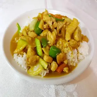 Arroz Con Pollo Y Salsa De Curry