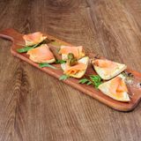 Brusketi sa dimljenim lososom