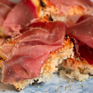 Bruschetta con Cecina y Queso de Cabra