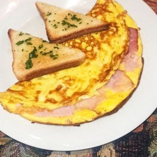 Омлет з шинкою та тостами