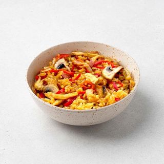 Wok з курчам та овочами рис