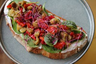 Брускета з маринованим перцем