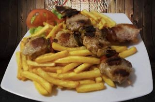 Balkanski ražnjići sa pomfritom 400 gr