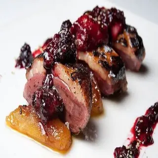 Magret De Pato Con Arandanos Y Manzana Confitada