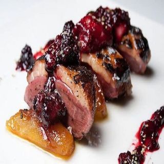 Magret De Pato Con Arandanos Y Manzana Confitada