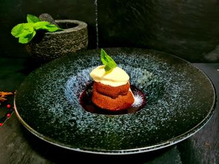 Lava cake si sos fructe de padure