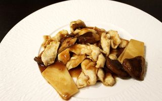 Pollo con bambù e funghi