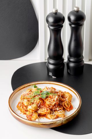 Tortellini cu carne de vită și sos napoletana