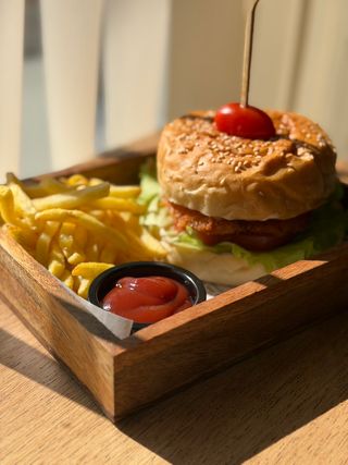 Пилешки бургер в панко галета и сос Цезар