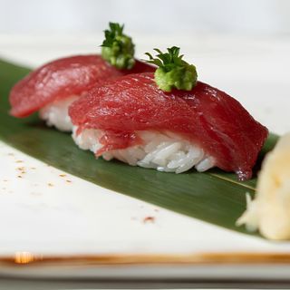 ATÚN con un Top Guacamole, Yuzu y Cebollino