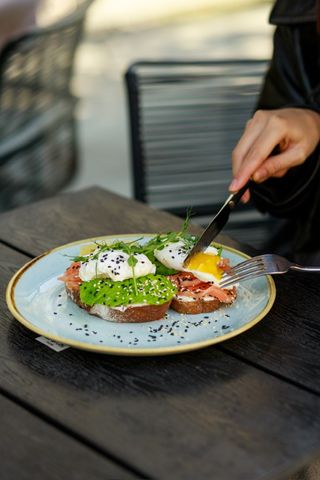 Авокадо тости з яйцем пашот