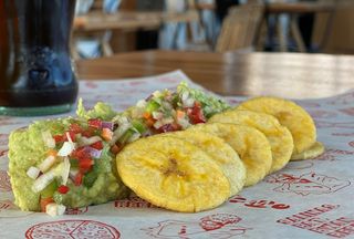 Guacamole Con Chips De Plátano Macho