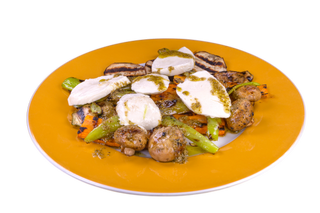 Зеленчуци на BBQ с моцарела и песто сос (450г)