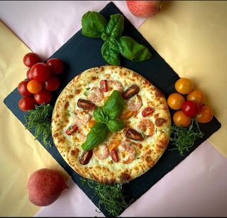 Пицца с креветками в сырном соусе