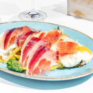 Huevos Estrellados con patatinas fritas  y jamón de montanera