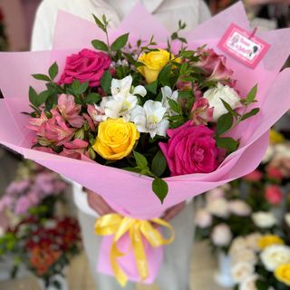 Букет с 5 бр. Рози и 4 бр. Алстромерии #111