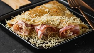 ბლინი ყველით და ბეკონით