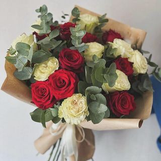 Buchet 9 trandafiri rosii si 8 trandafiri albi 