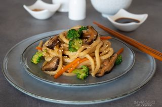 Spaghetti udon con manzo