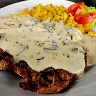 Svinjski odrezak u umaku od gljiva s prilogom