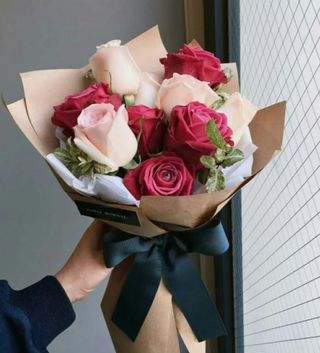 Bouquet de fleurs amitiés لون التغليف حسب المتوفر 