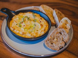 Cremă de brânză cu anghinare şi jalapeno