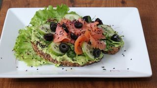 Sendvič sa dimljenim lososom