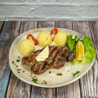 Свински Врат с Гарнитура (600г)