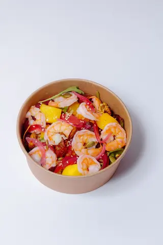 Salata cu creveti, mango si quinoa.