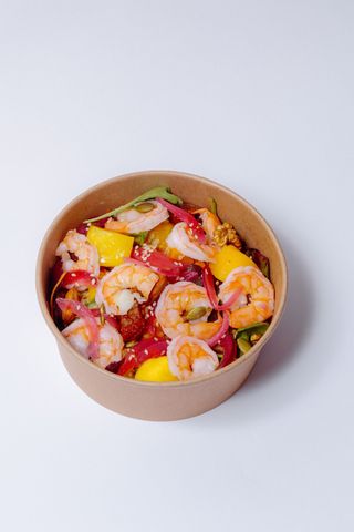 Salata cu creveti, mango si quinoa.