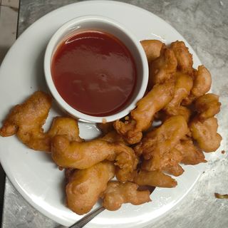 63. Панирани пилешки хапки със сладко-кисел сос (600г)