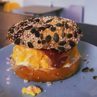 Bagel tomate + huevo revuelto + Jamón 