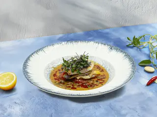 Filet z labraksa z sauté ze świeżych pomidorów z oliwkami (300g)