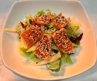Insalata mista con salmone tataki