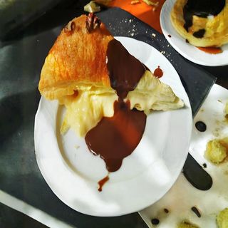 Pantxineta Con Crema Y Chocolate Caliente