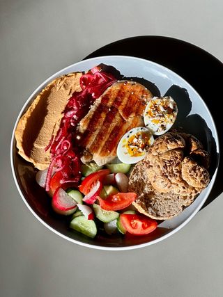 Сніданок з хумусом і курочкою гриль