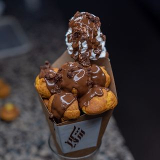 Pyramide de choux chocolat lait