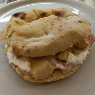 TERRY: ( P.crudo, stracciatella, carciofini sott'olio).