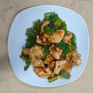 #37G Pollo Con Pimiento Verde 