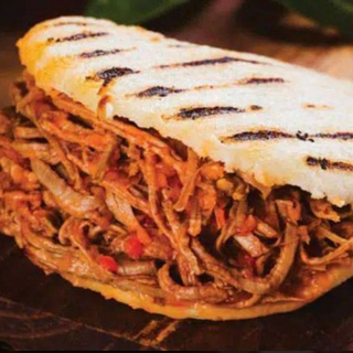 Arepa de carne desmechada