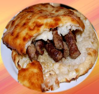 Ćevapi u domaćoj lepininji na kajmaku
