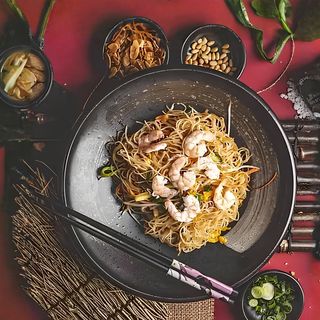 Spaghetti di riso con gamberi e verdure