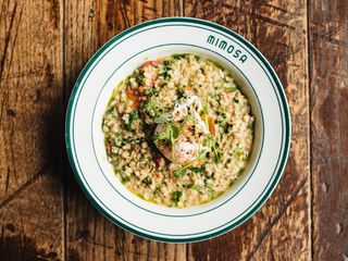 Зелена вівсянка з яйцем пашот (350г)