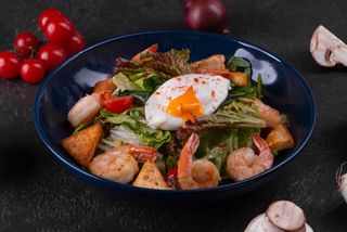 Салат с креветками и пашот (300 гр.)