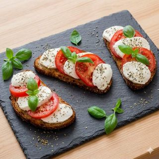 Tostada Caprese Violette